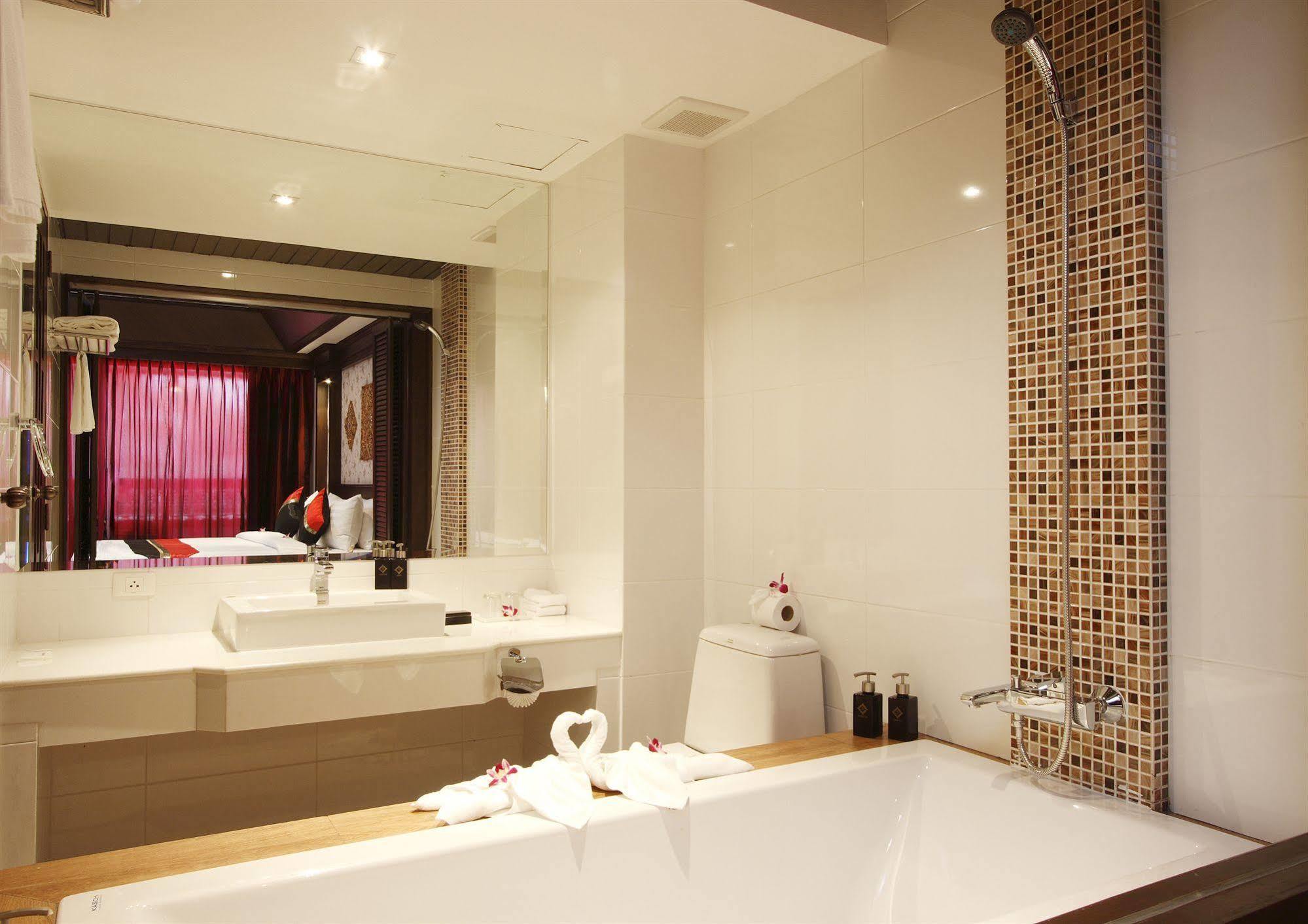 Rayaburi Hotel, Patong Екстер'єр фото