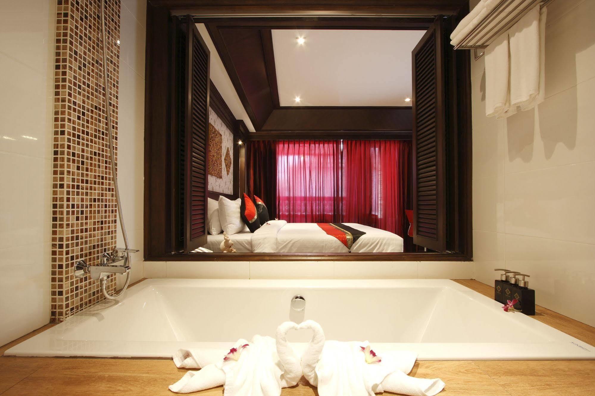Rayaburi Hotel, Patong Екстер'єр фото
